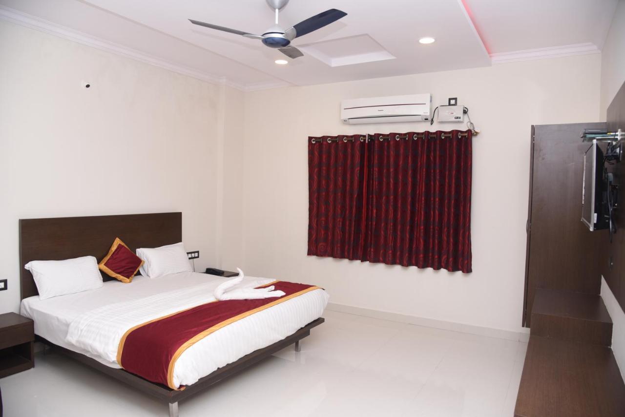 Hotel Grand Kubera Чикмагалур Экстерьер фото